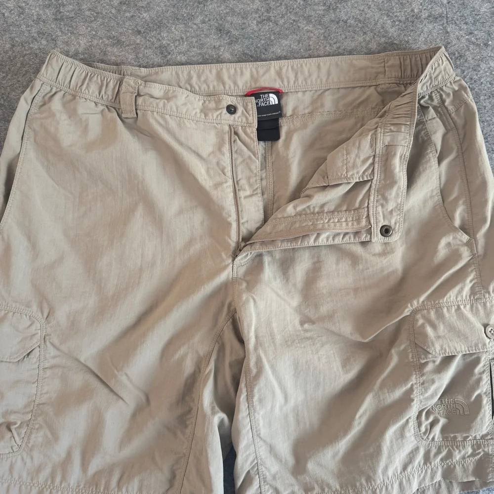 The North Face XL 10in Khaki Tan Nylon Ripstop Cargo Hiking Men's Shorts